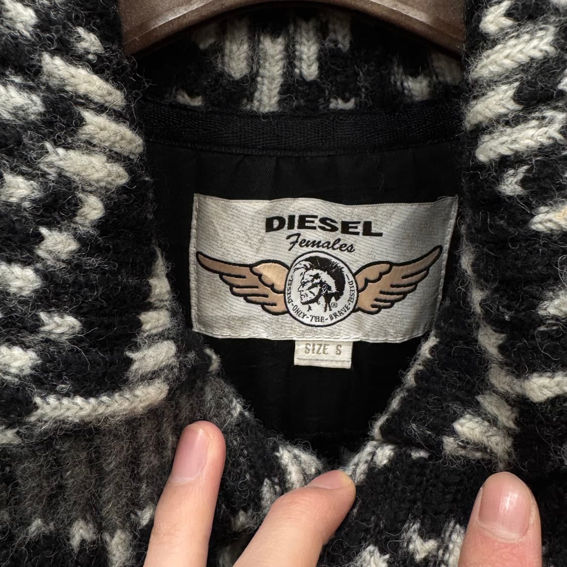 디젤 니트 스웨터 베스트 기하학 패턴 버튼 로고 디테일 블랙 화이트 상품이미지5