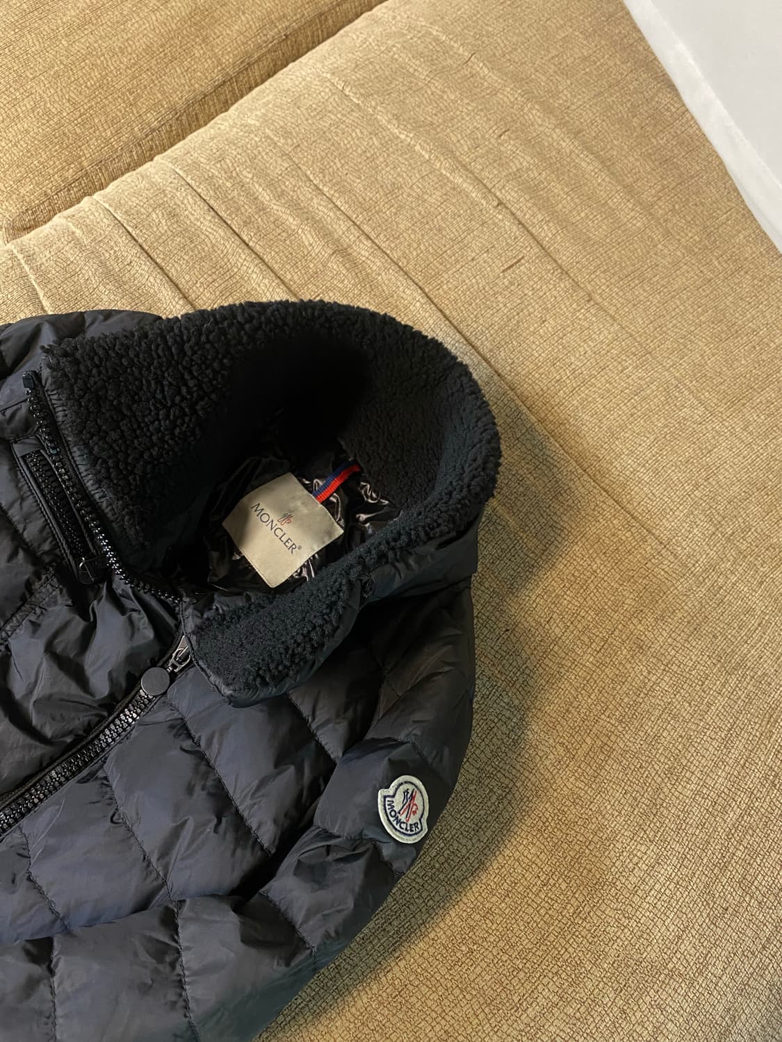 몽클레르 몽클레어 프레네 블랙 양털 카라 다운패딩 상품이미지8