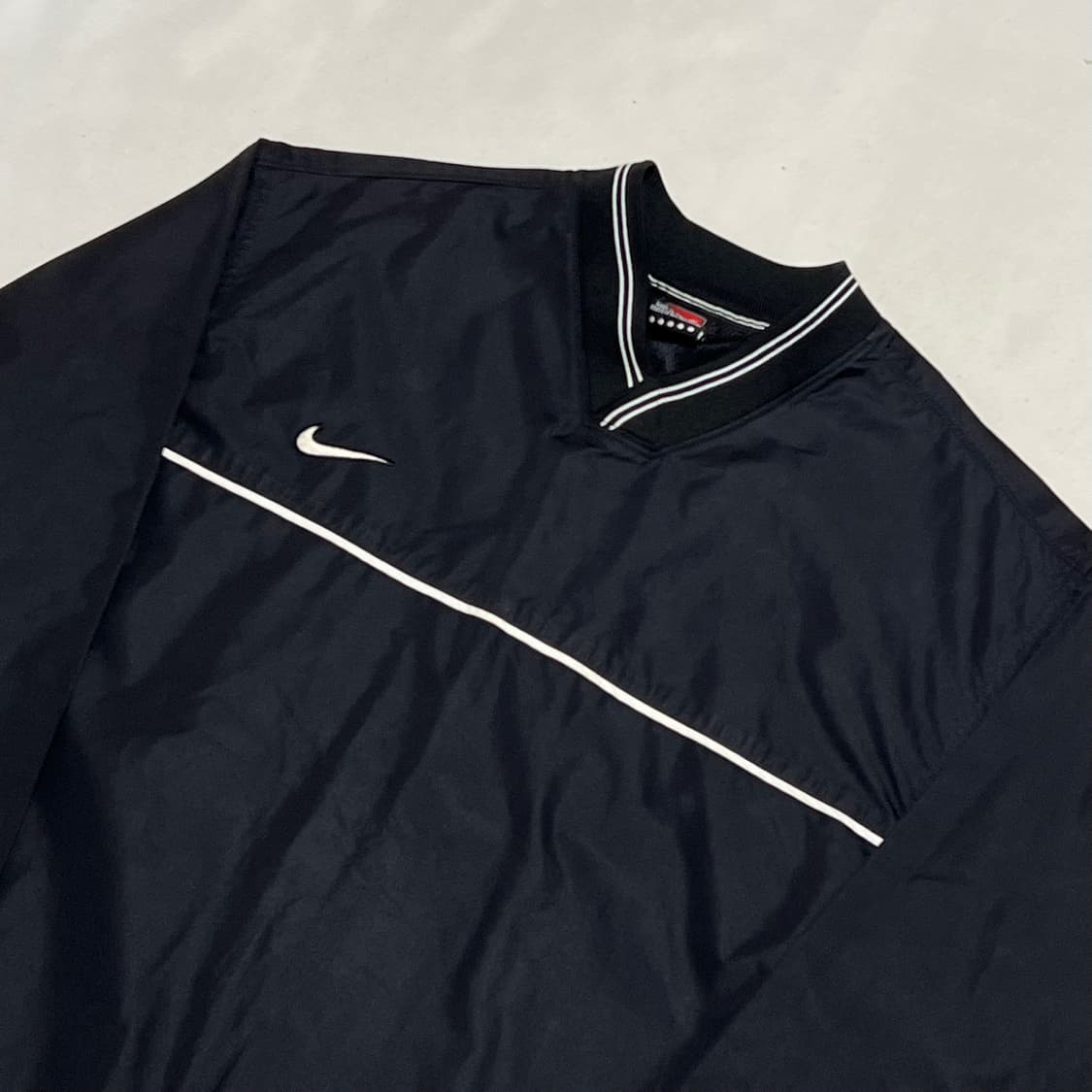 L 나이키 스우시 미들라인 브이넥 웜업 상품이미지1