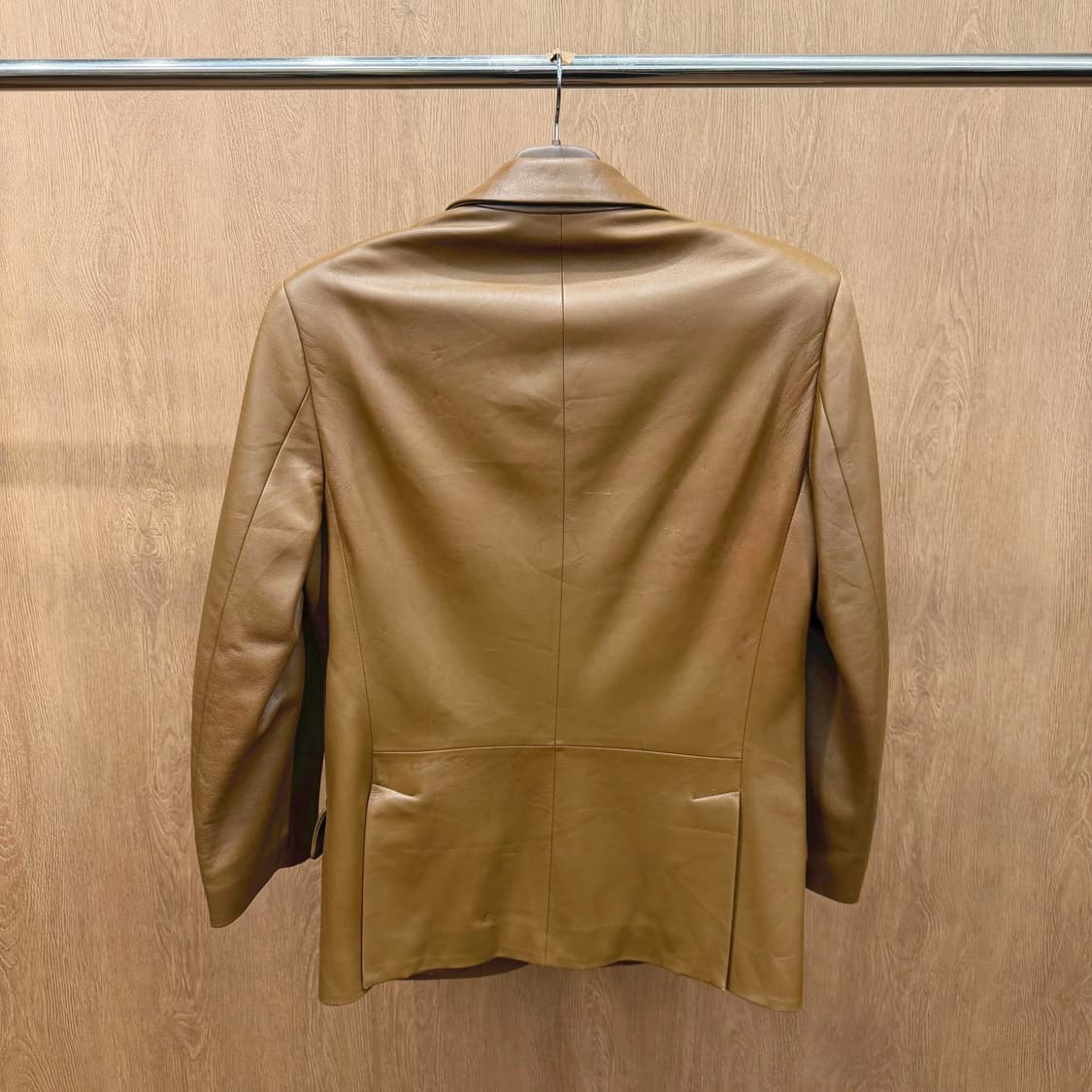 로에베 레더 테일러드 자켓 싱글 버튼 플랩 포켓 디테일 레귤러핏 브라운 상품이미지3