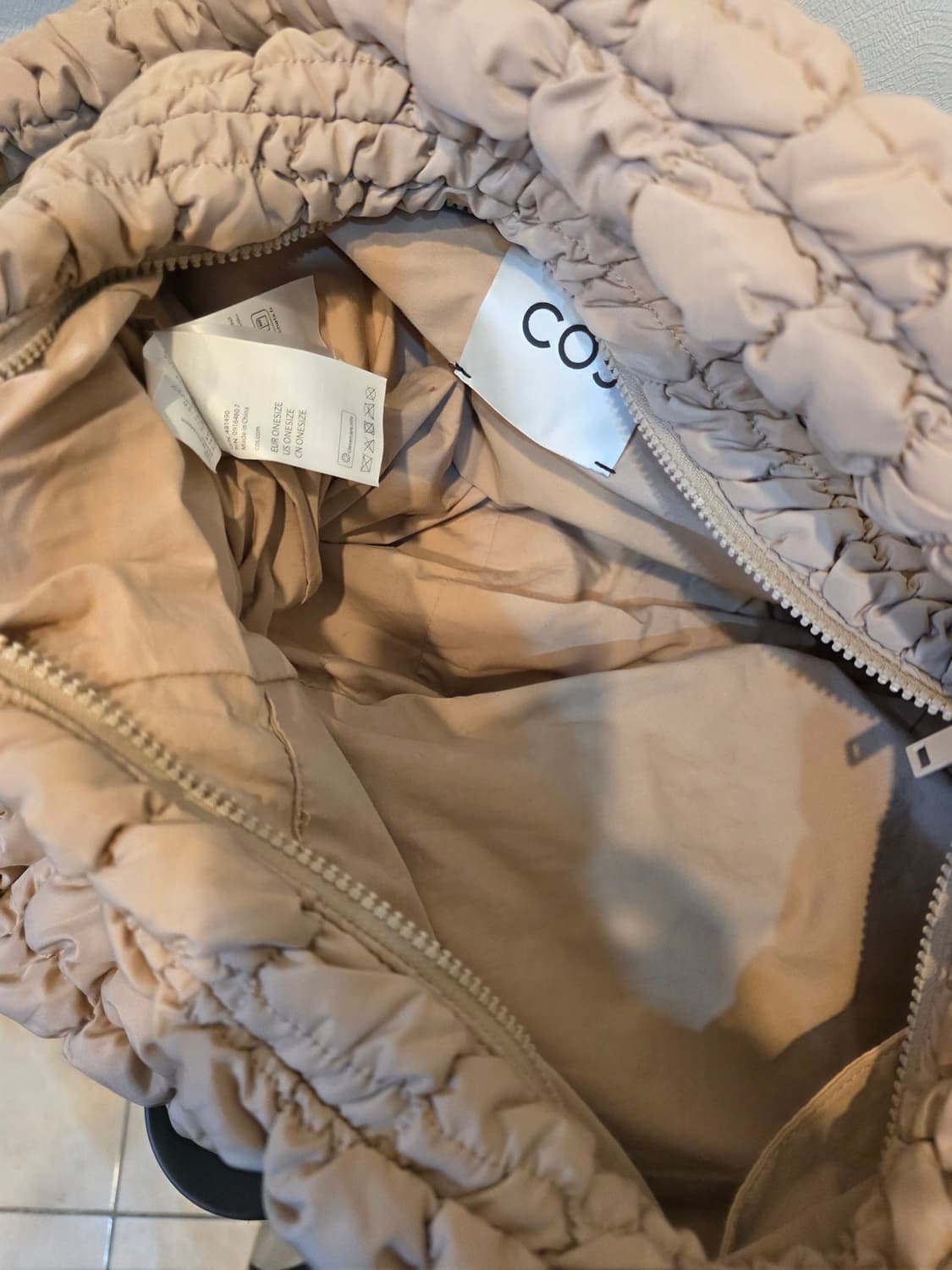 COS 코스 오버사이즈 퀼티드 숄더백 베이지 상품이미지5