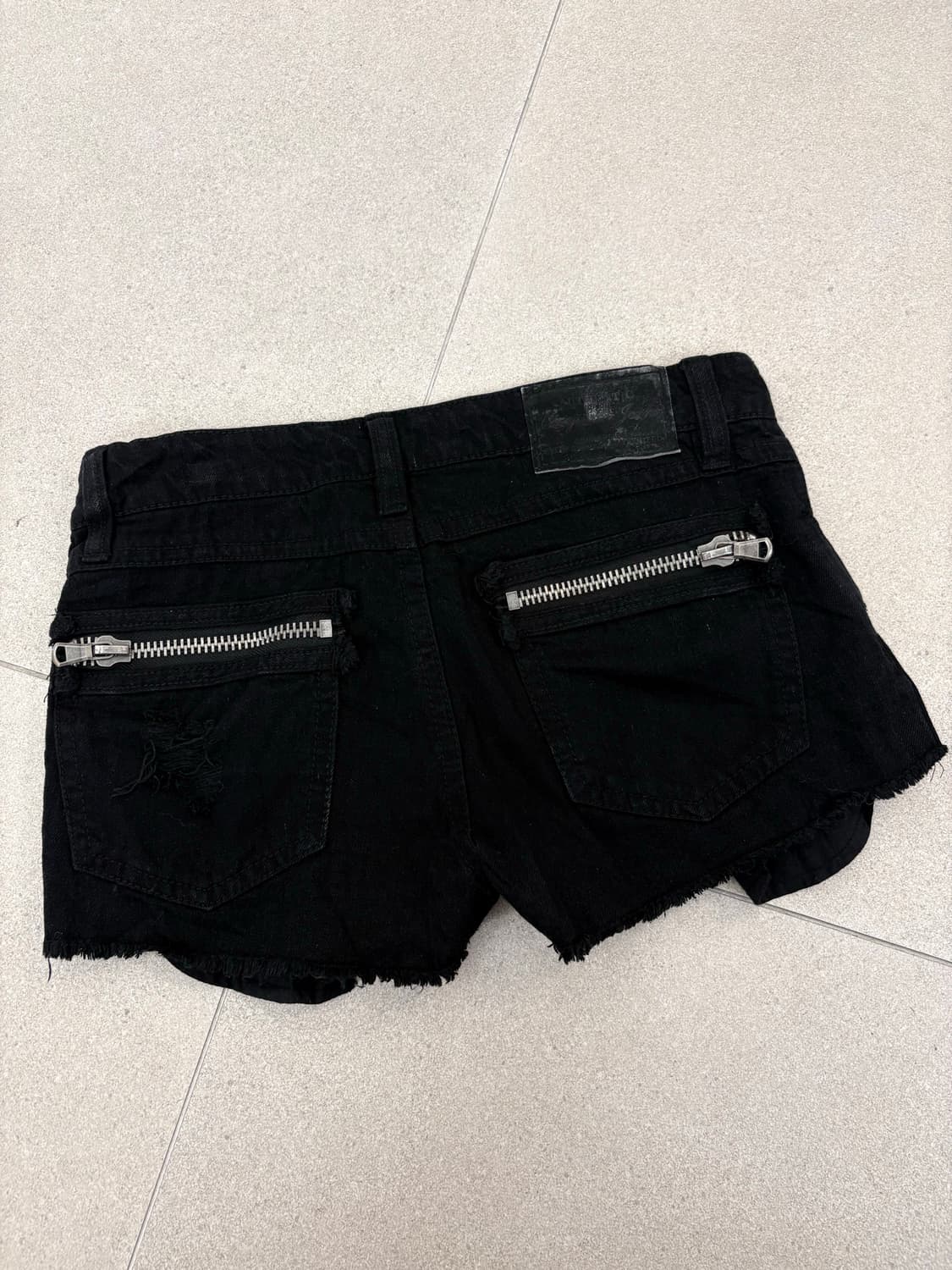 블랙 스터드 지퍼 숏츠 상품이미지4