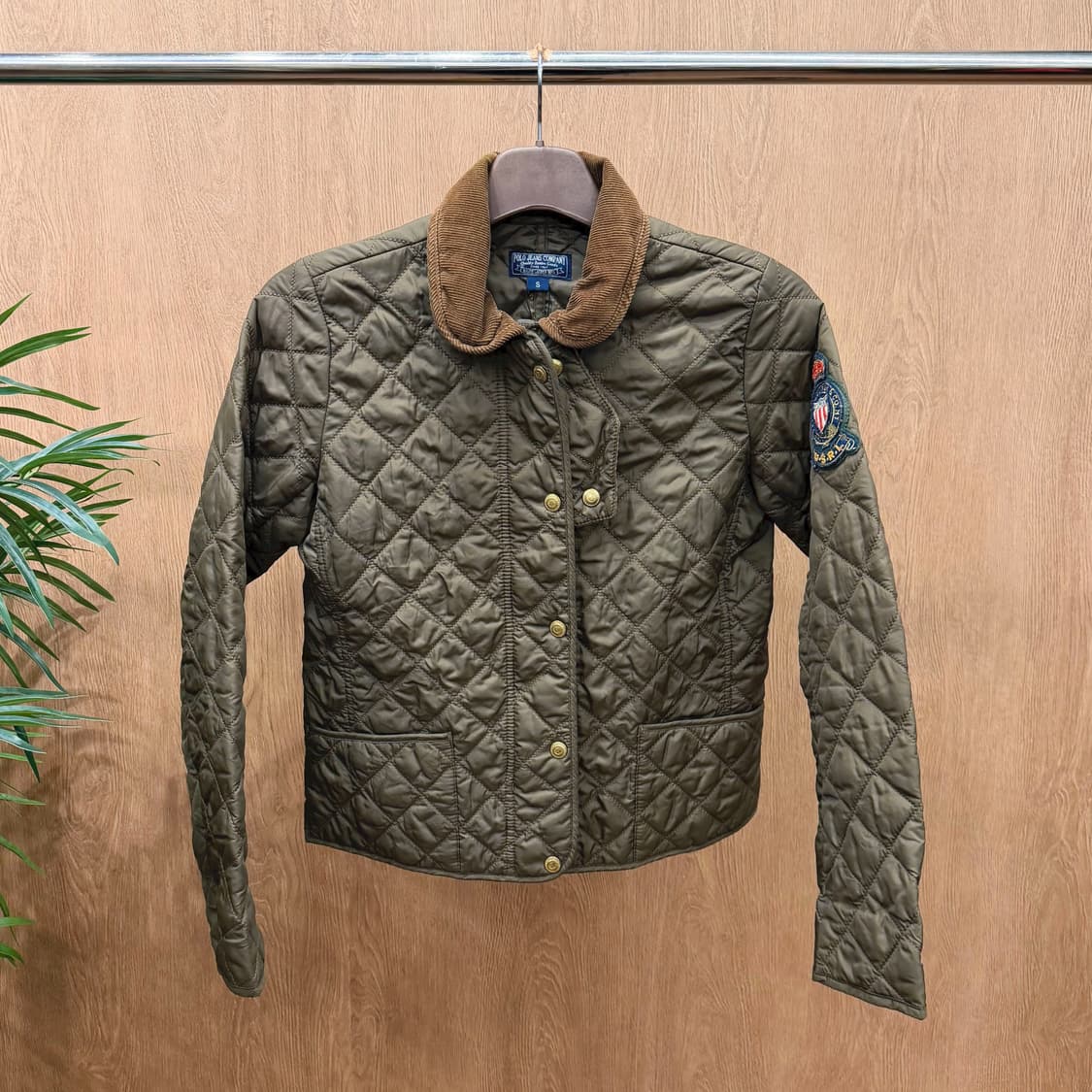 폴로 진스 컴퍼니 퀄팅 자켓 코듀로이 카라 배색 로고 패치 디테일 브라운 상품이미지1