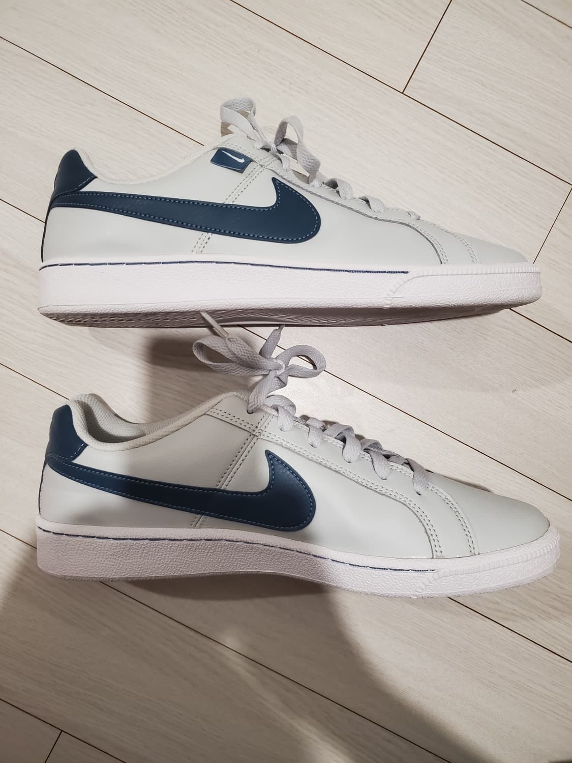 나이키 코트 로얄 스니커즈 275(새상품급)

나이키 코트 로얄 275사 상품이미지6