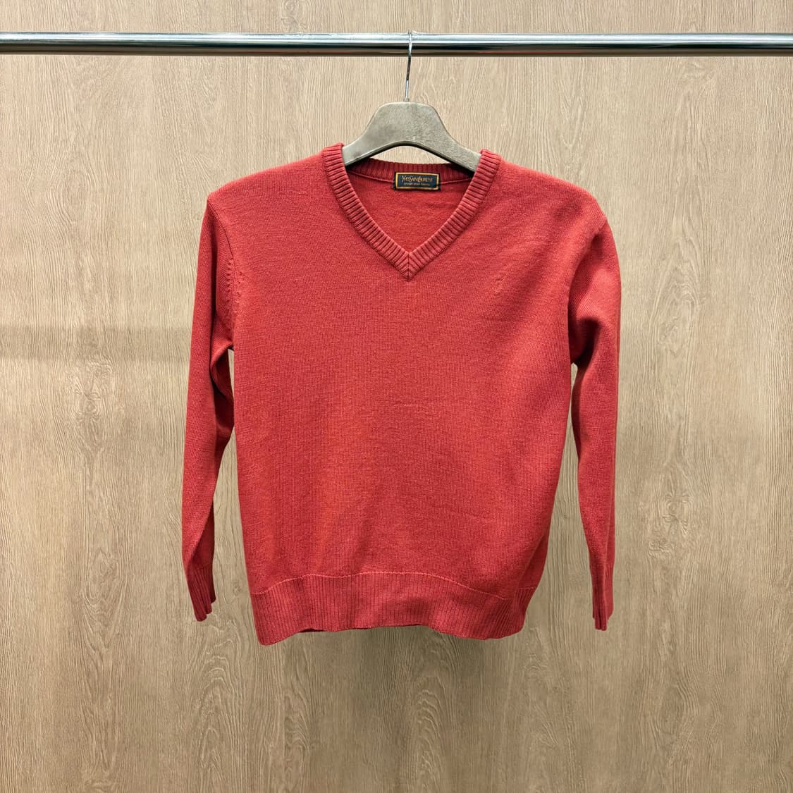 입생로랑 브이넥 긴팔 니트 미니멀 로고 자수 리브 짜임 디테일 레드 상품이미지2