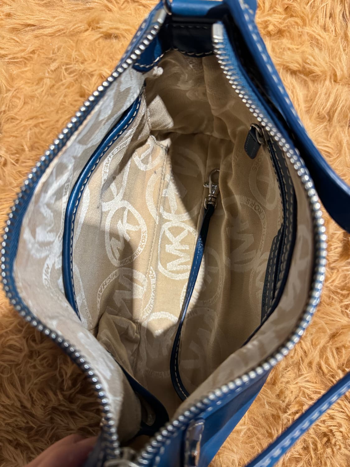 마이클코어스 아스터 스터드 숄더백 블루 상품이미지5