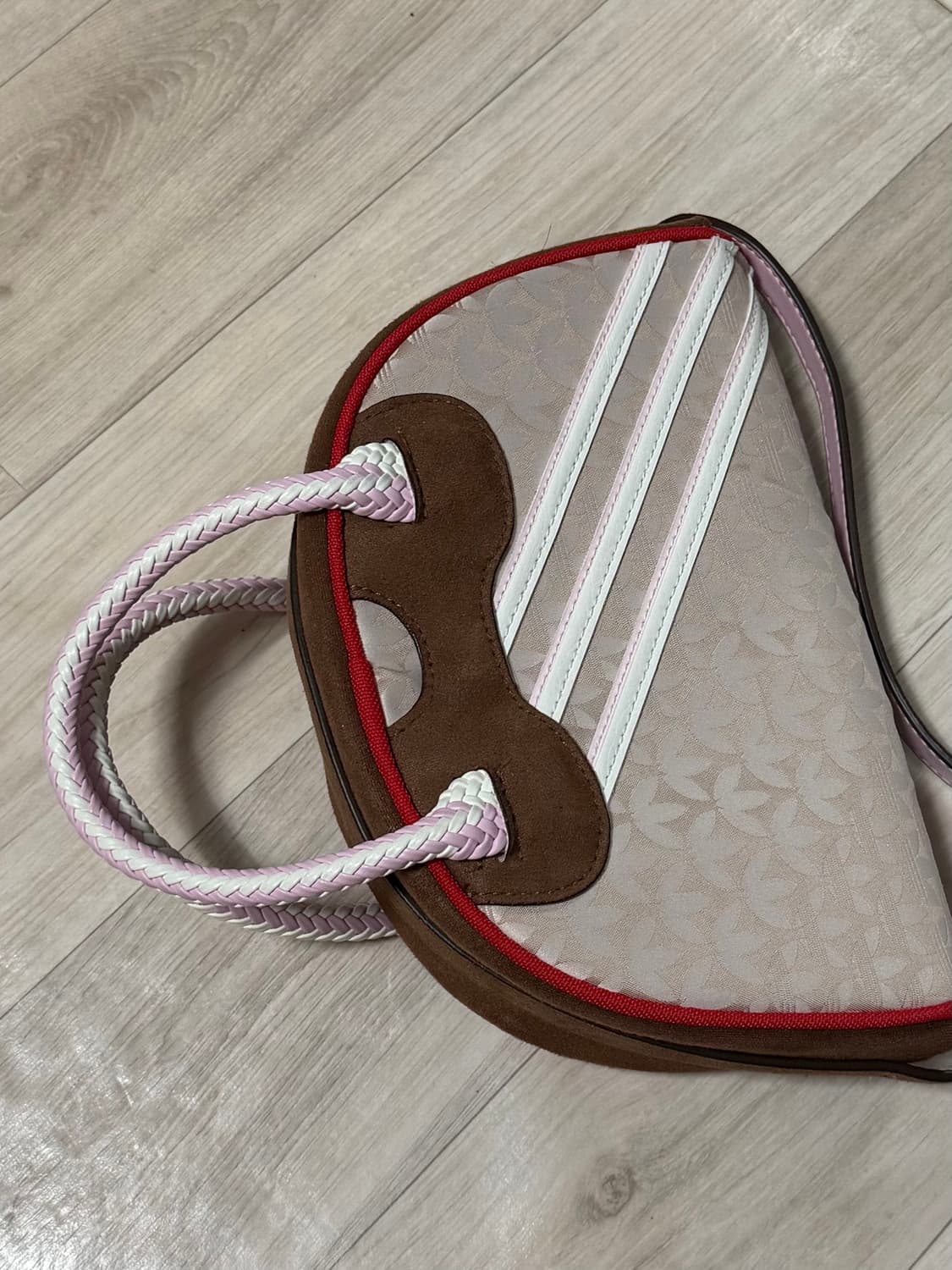 아디다스 트레포일 모노그램 자카드 스웨이드 사첼 백 상품이미지3