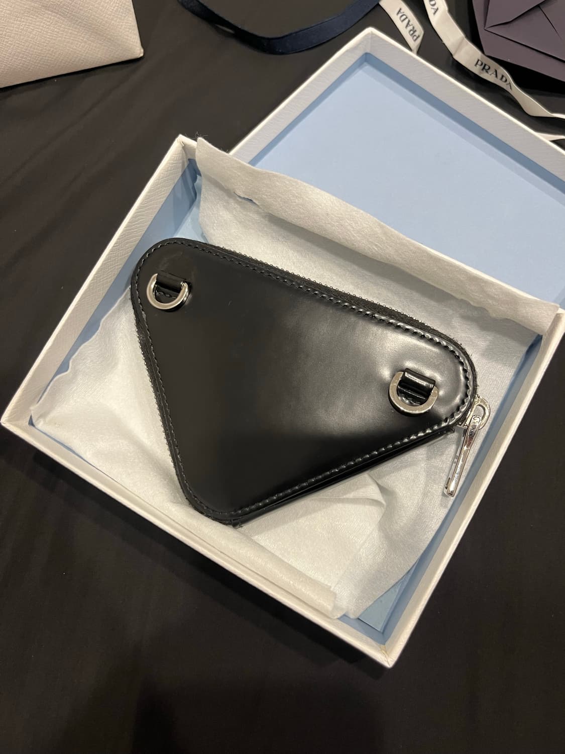 프라다 삼각로고 브러시드 레더 미니 삼각 파우치 상품이미지2