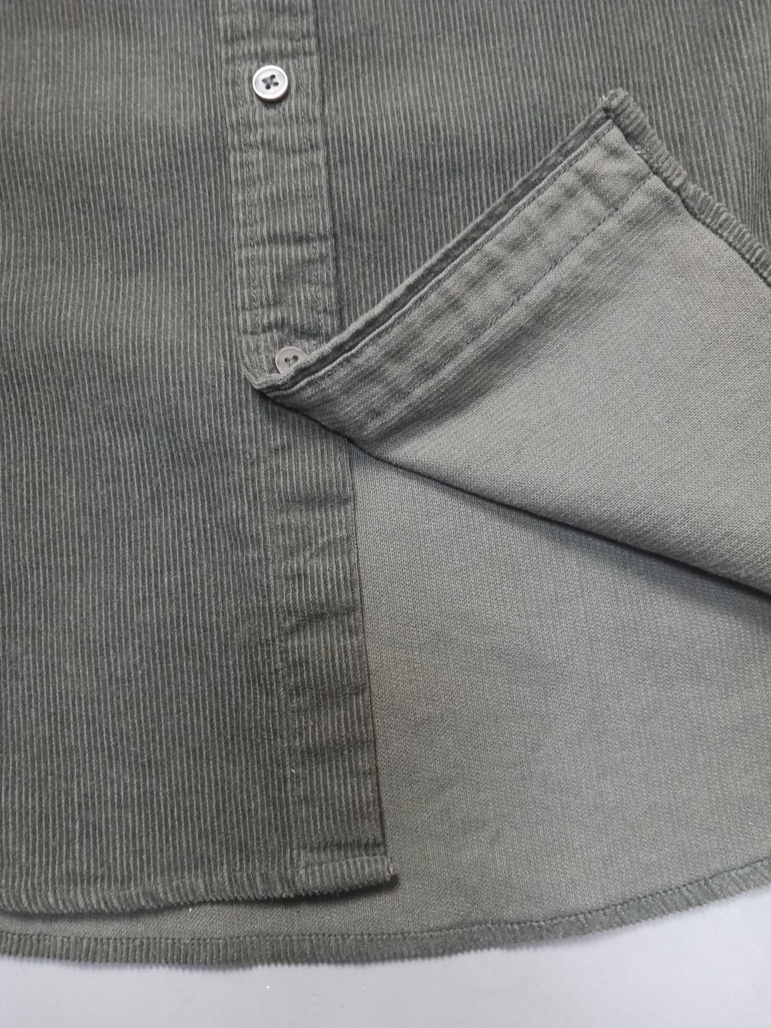 [L] 무신사 스탠다드 코듀로이 릴렉스 핏 버튼다운 셔츠 카키 상품이미지5