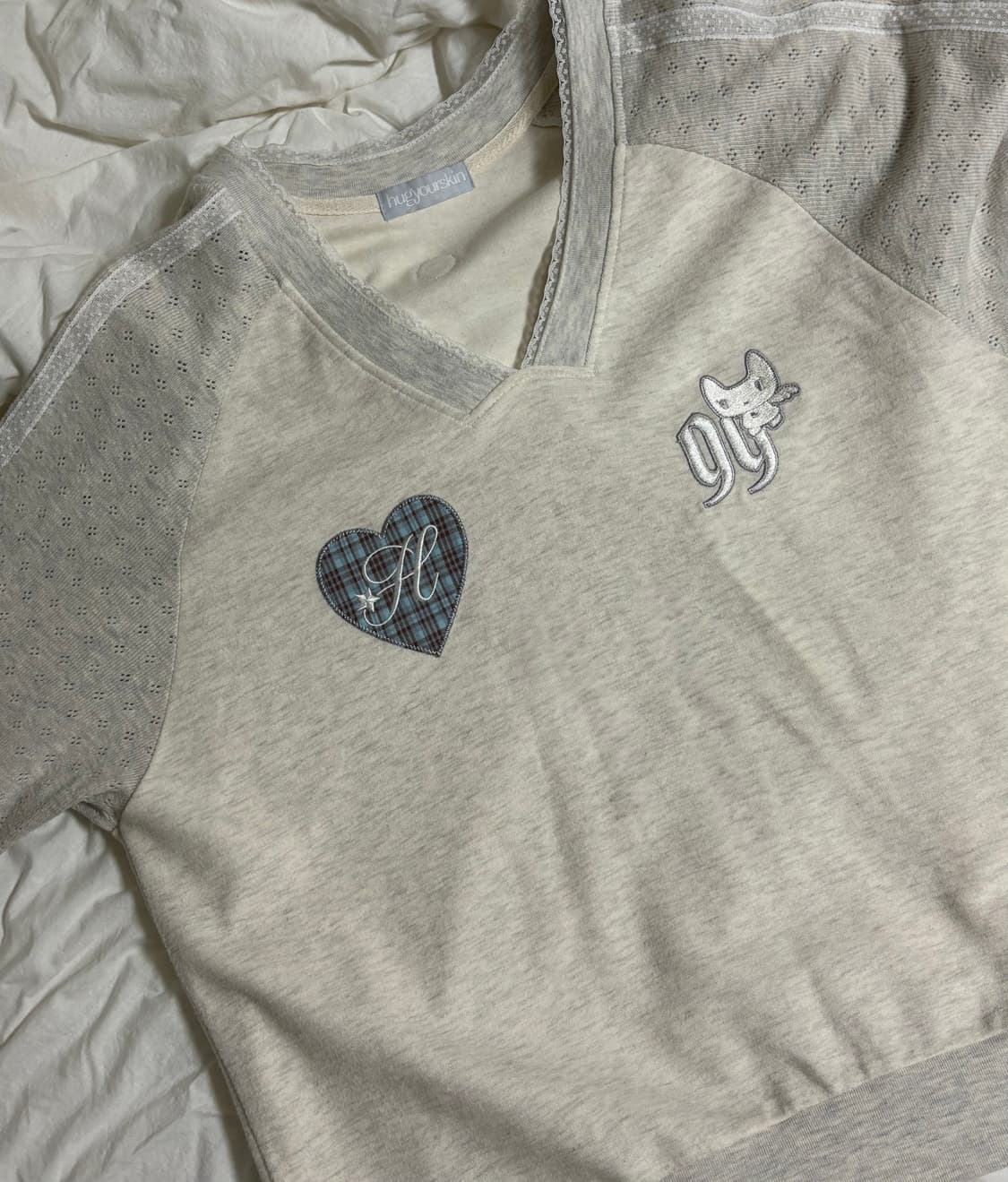 허그유어스킨 패치 브이넥 레글런티 아이보리 상품이미지2