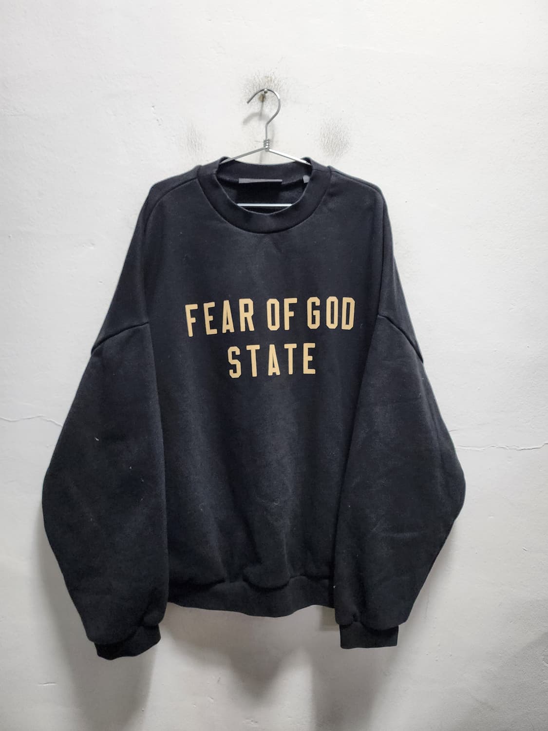 에센셜 24FW 스테이트 크루넥 맨투맨 블랙 상품이미지1