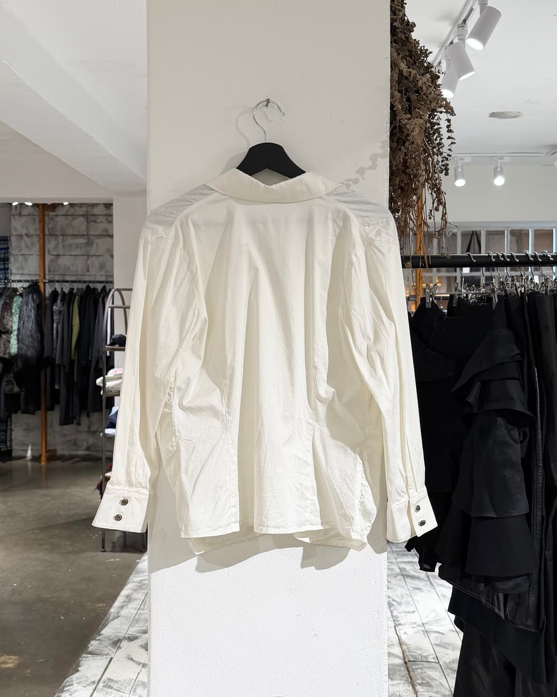 에스카다 화이트 셔링 디테일 블라우스 상품이미지7