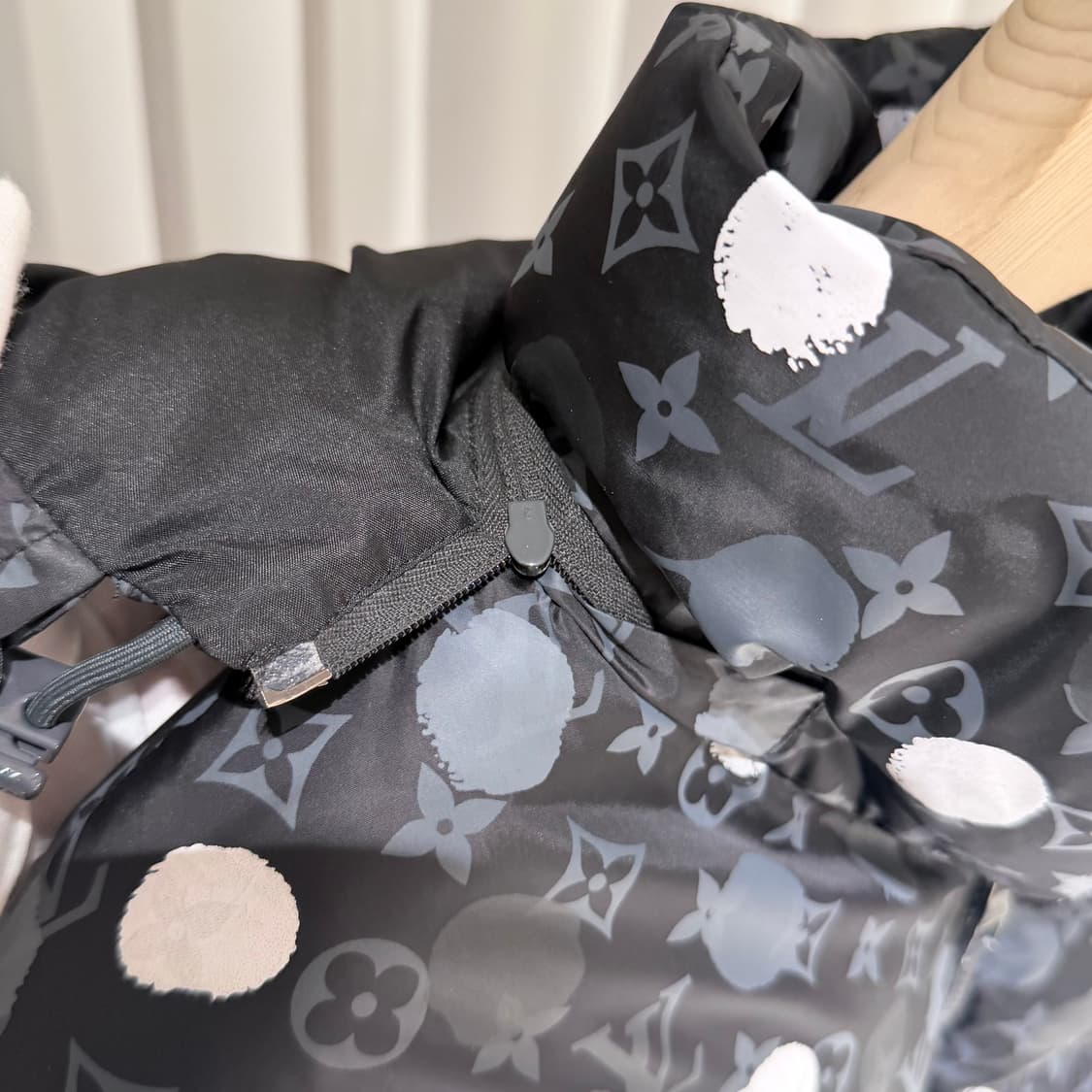 (A+/52) / 루이비통 X 쿠사마 모노그램 페인트 닷 다운 패딩 자켓 상품이미지4