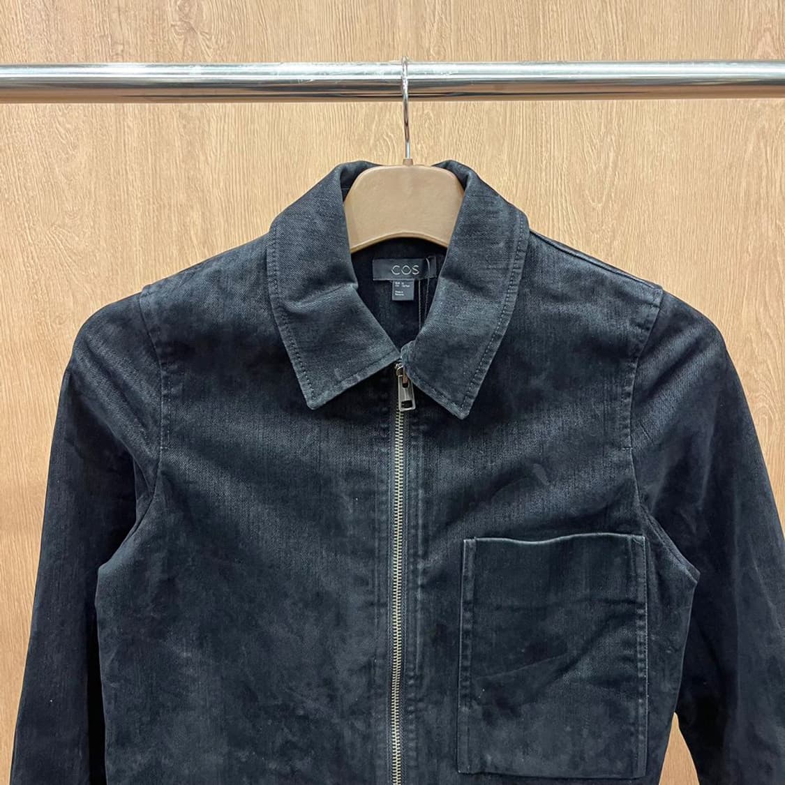 코스 스웨이드 데님 크롭 자켓 싱글 포켓 버튼 커프스 디테일 블랙 상품이미지4