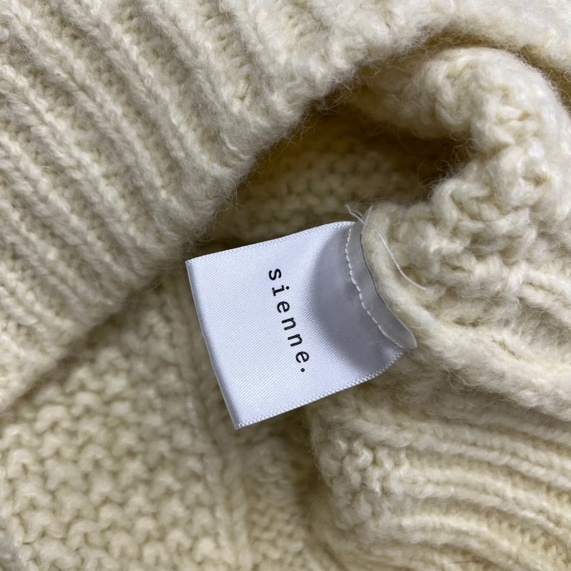 시엔느 아이보리 꽈배기 브이니트 상품이미지5