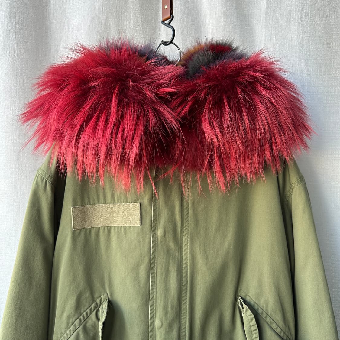 미스터앤미세스 이태리 라쿤 퍼 야상 카키 레드 상품이미지2