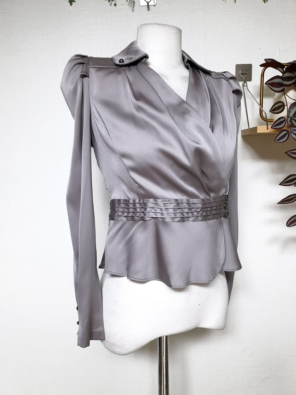 라인 페플럼 랩스타일 블라우스 55 크롭 실버 상품이미지3