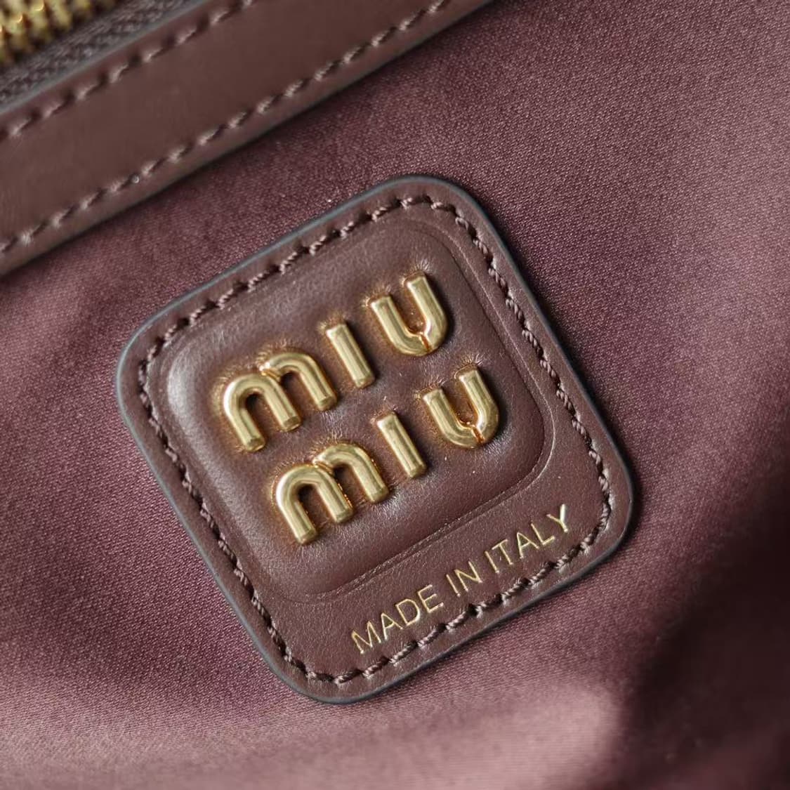 미우 미우 가죽 탑 핸들백 상품이미지7