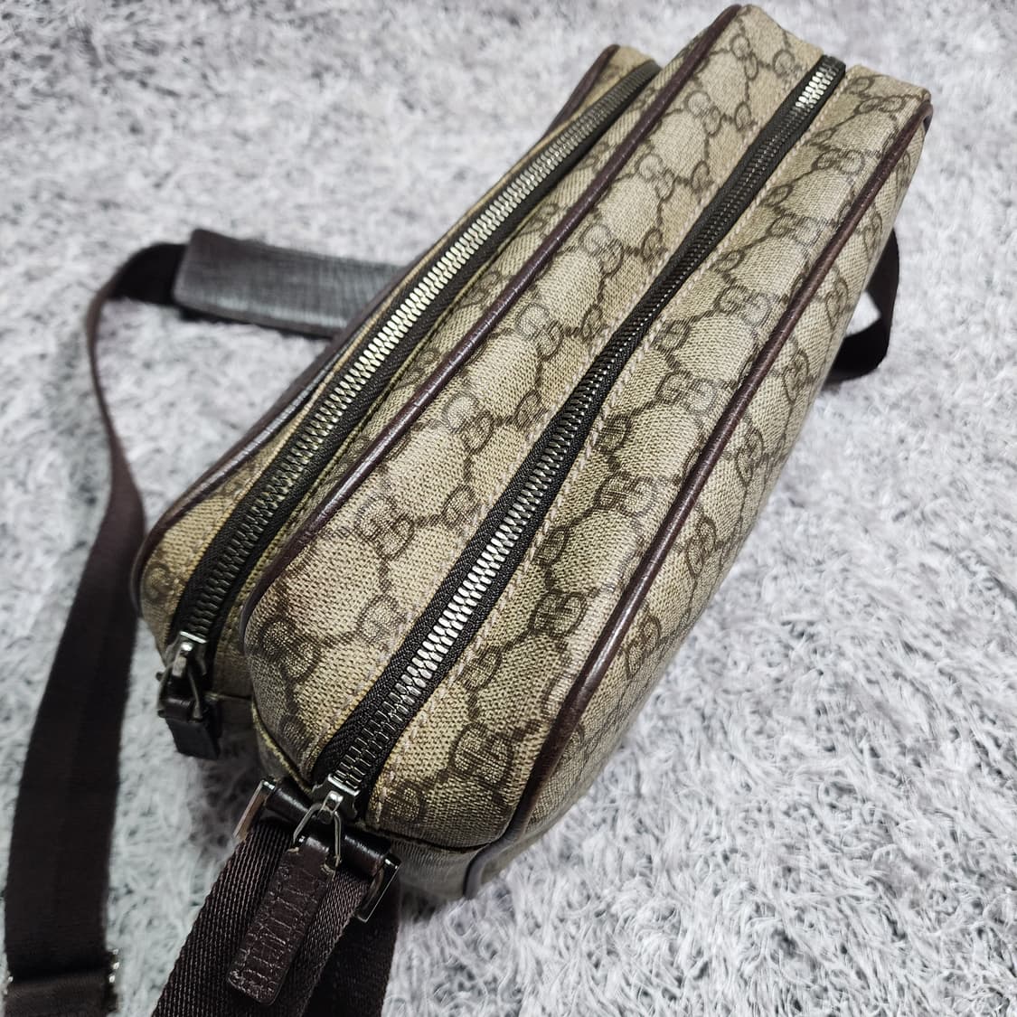 구찌 GG PVC 트리밍 메신저 크로스백 상품이미지4