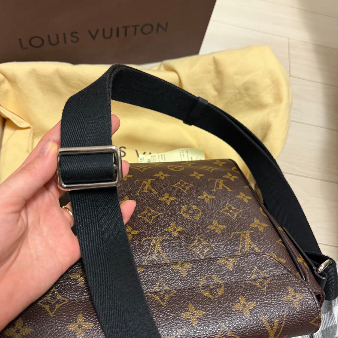 루이비통 모노그램 마카사 디스트릭스 PM 크로스백 상품이미지7