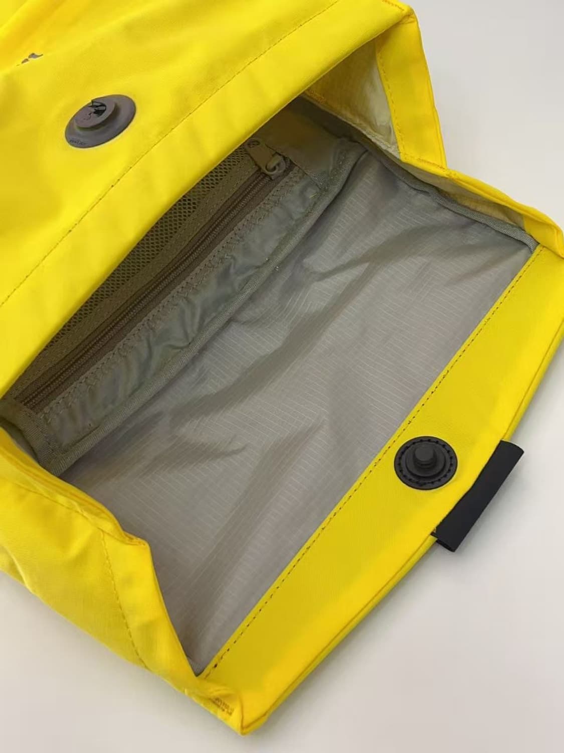 (새상품)몽벨 롤 탑 플랩팩 15 백팩 옐로우 상품이미지5