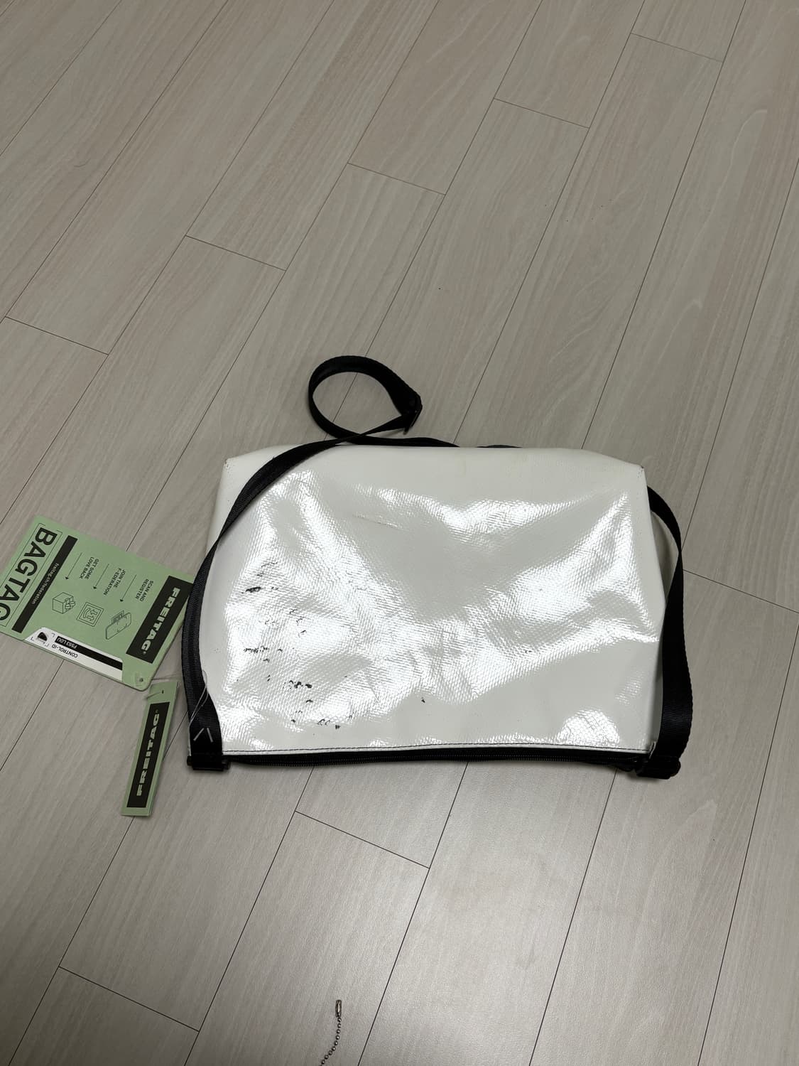 프라이탁 루 F553 LOU 블랙/화이트 상품이미지3