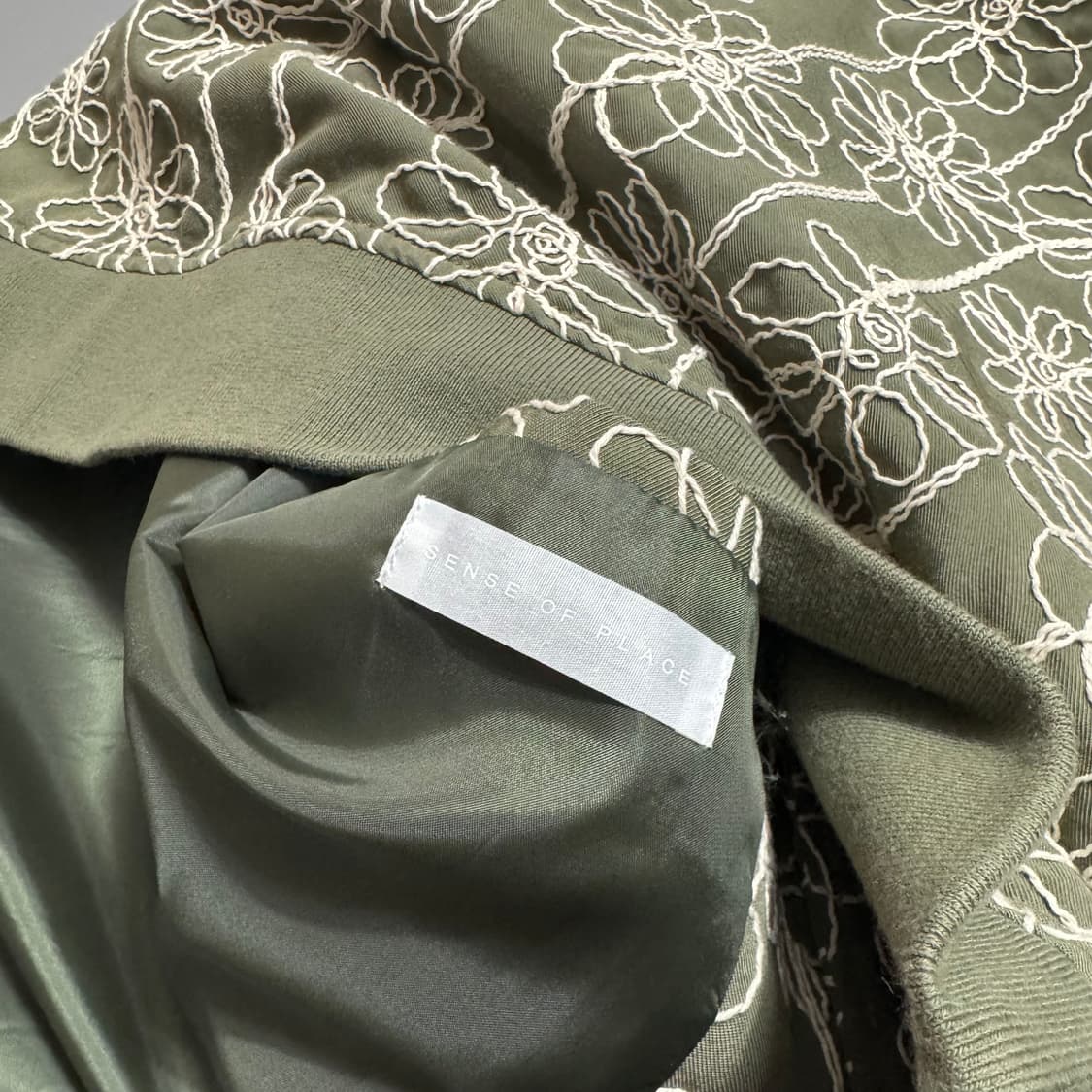 센스오브플레이스 그린컬러 폴리 코튼 혼방 보나티컬 플라워 스타디움 자켓 상품이미지3