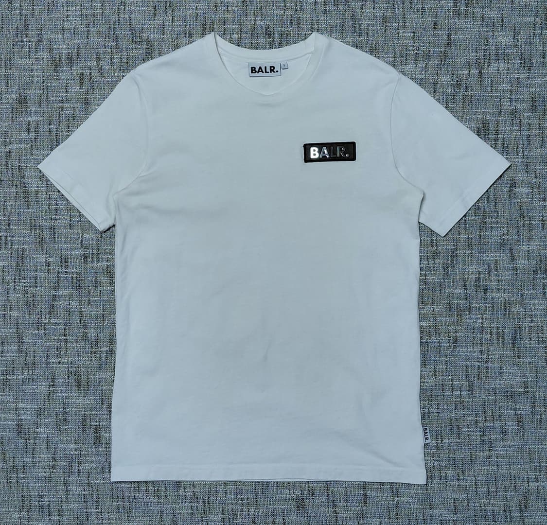 [S] 발레르(BALR.) 메탈 플레이트 로고 반팔 티셔츠 (화이트) 상품이미지1
