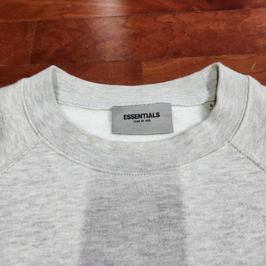 피어오브갓 에센셜 3D 실리콘 앞로고 크루넥 맨투맨 오트밀 상품이미지2