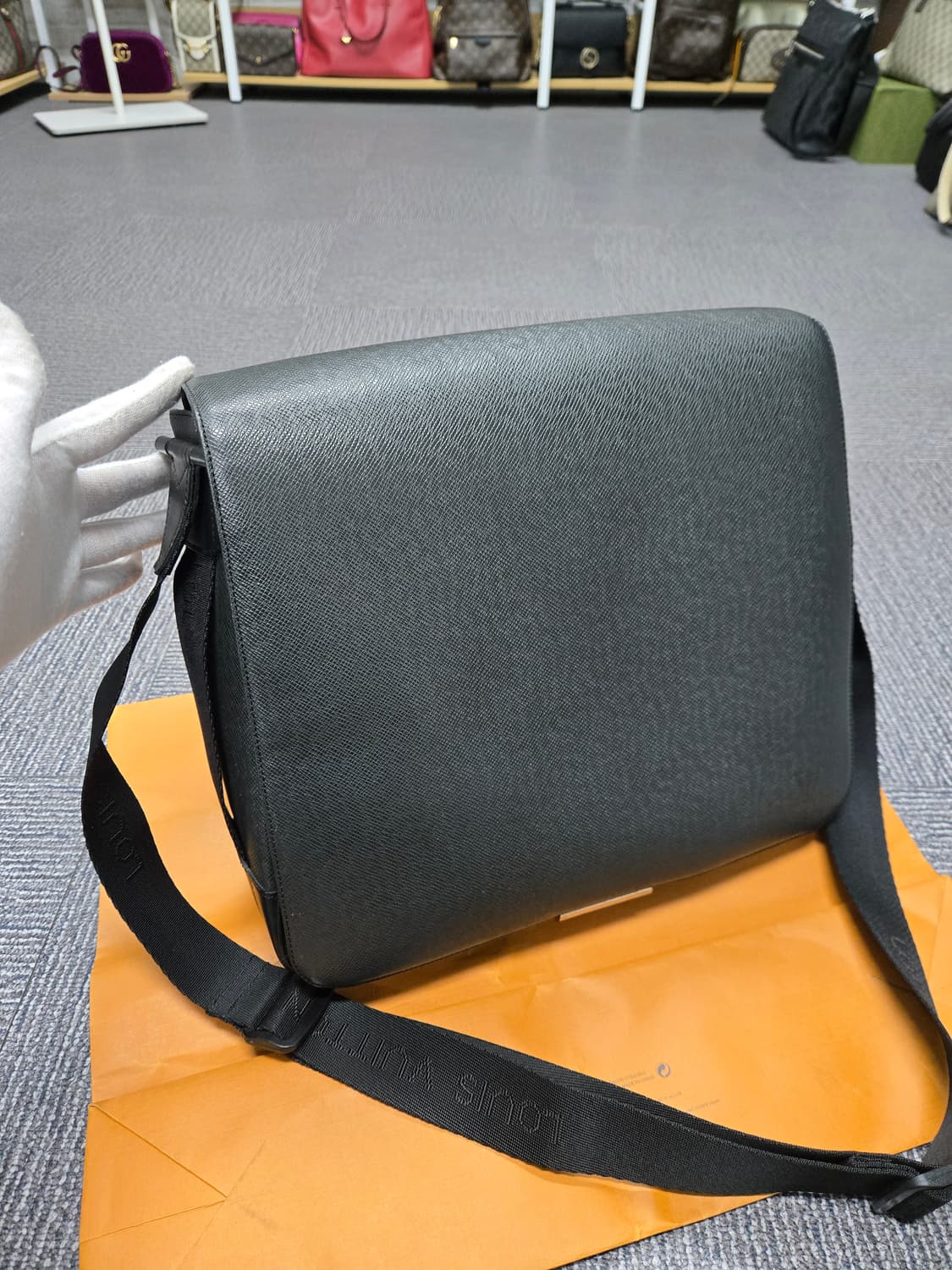 [특가][정품] 루이비통 타이거 디스트릭트 메신저백 상품이미지1