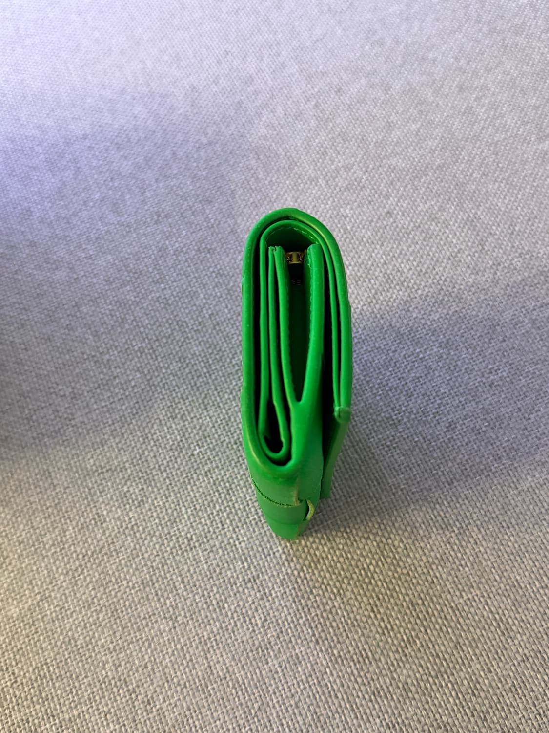 보테가 베네타 카세트백 트라이폴드 지퍼 지갑 패러킷 상품이미지9