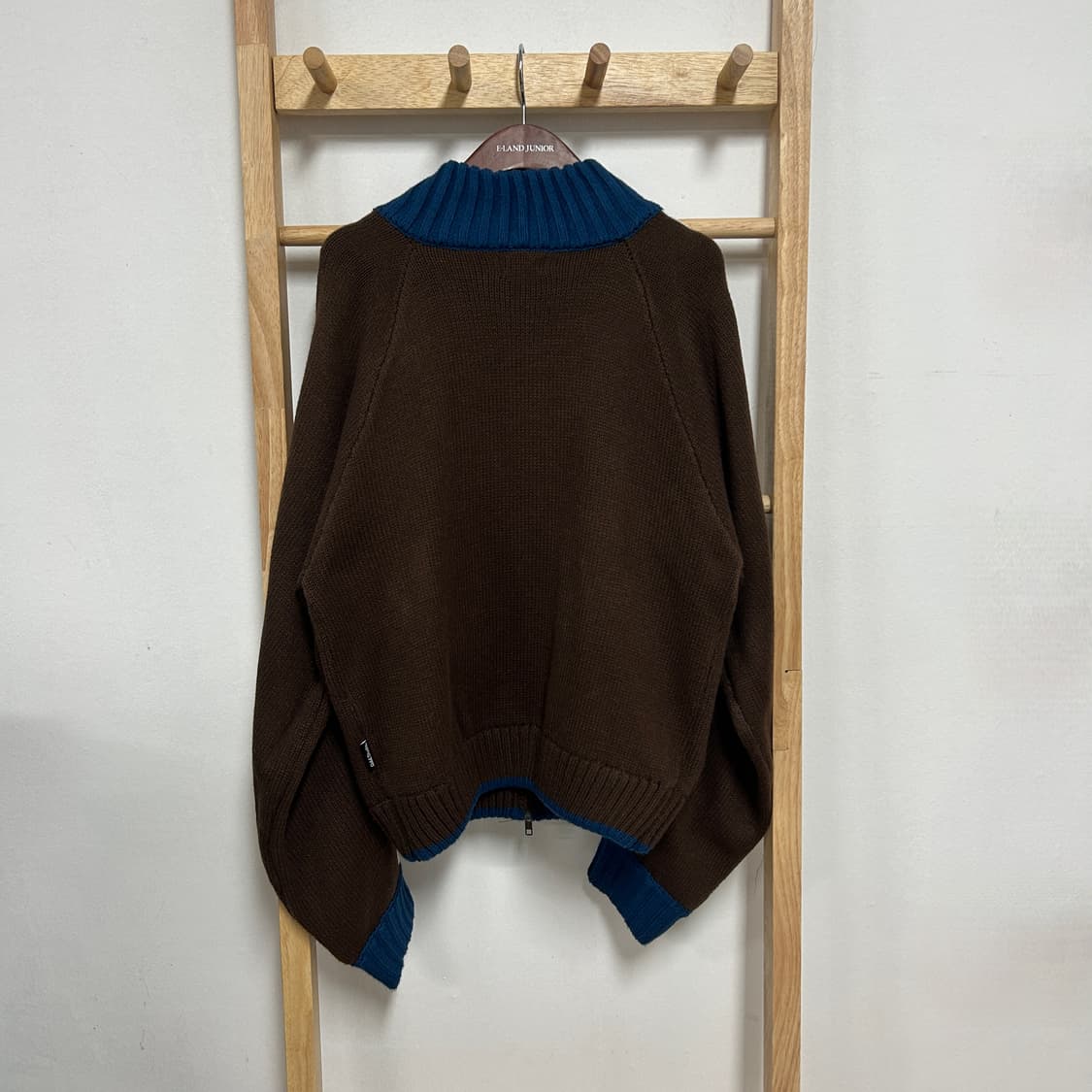 오드스튜디오 자수로고 트랙 니트집업 브라운 상품이미지6