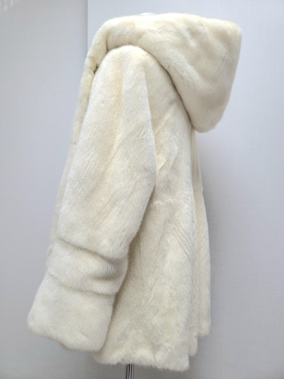 🎀코펜하겐 퍼플 등급🎀 펄화이트에 가까운 크림색 후드 밍크코트 상품이미지2