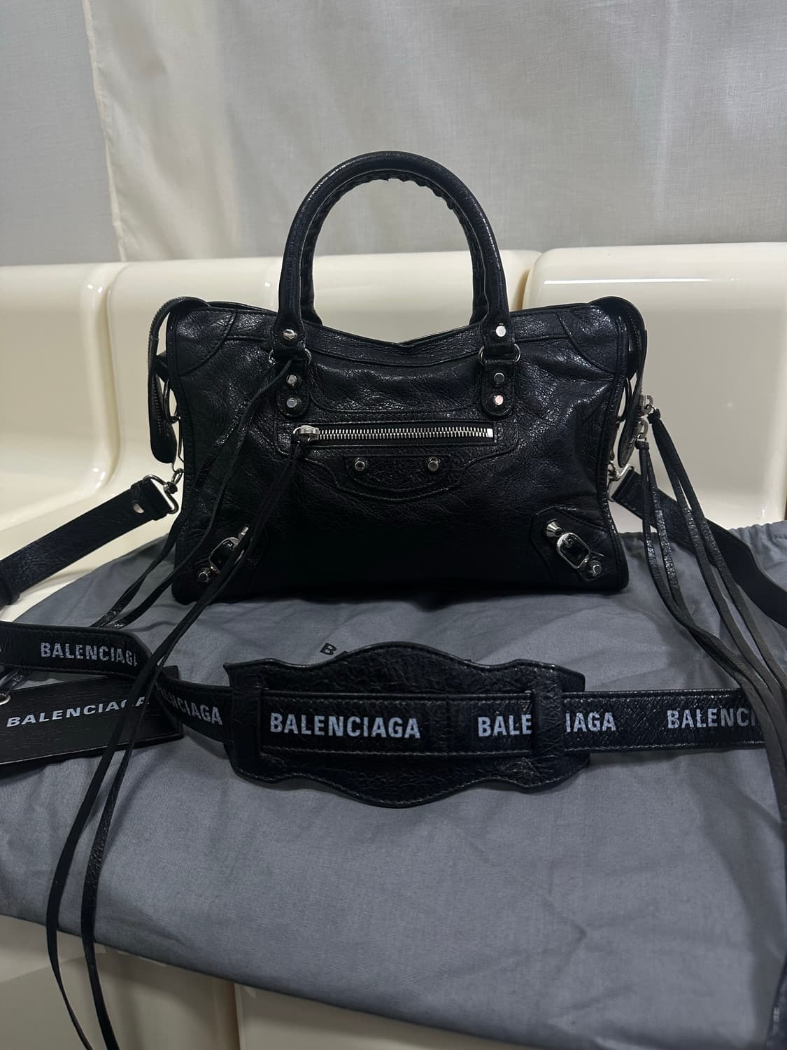 [A+ 정품] 발렌시아가 시티 모터백 블랙 스몰 로고스트랩 상품이미지8