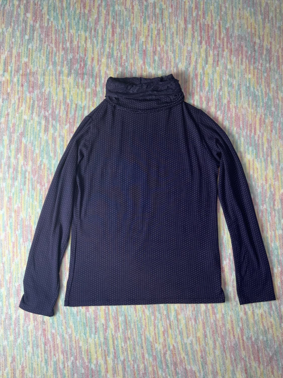 퍼플 도트 레이스 목폴라 티셔츠 상품이미지1