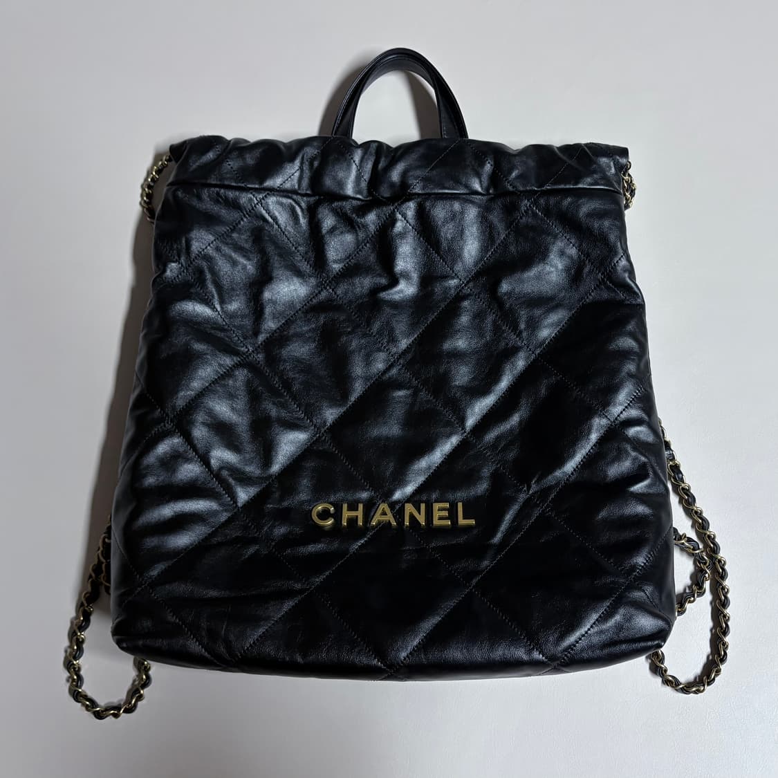 [거의 새제품] 정품 샤넬 22백 미듐 블랙 금장 체인 (숄더백/백팩) 상품이미지2