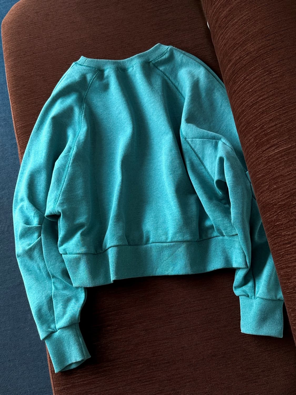 Design tuck sleeve cropped sweat P/O 상품이미지4