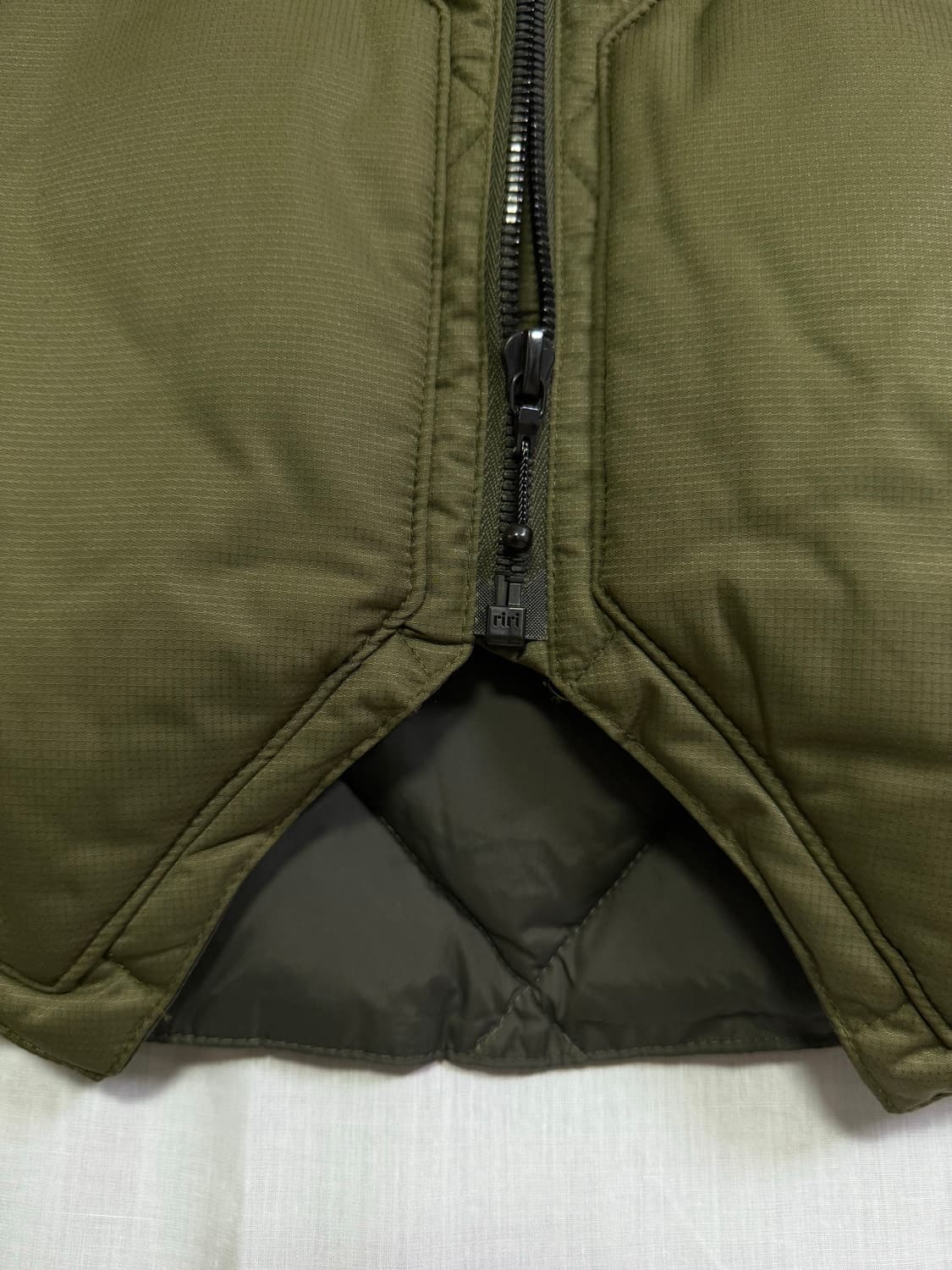 이스트로그 구스다운 패딩 베스트 올리브 (eastlogue) 상품이미지3