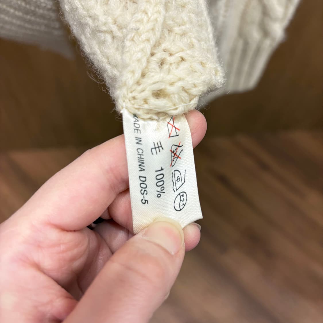 마리오 로시 라운드넥 케이블 긴팔 니트 입체 짜임 보블 디테일 아이보리 상품이미지7