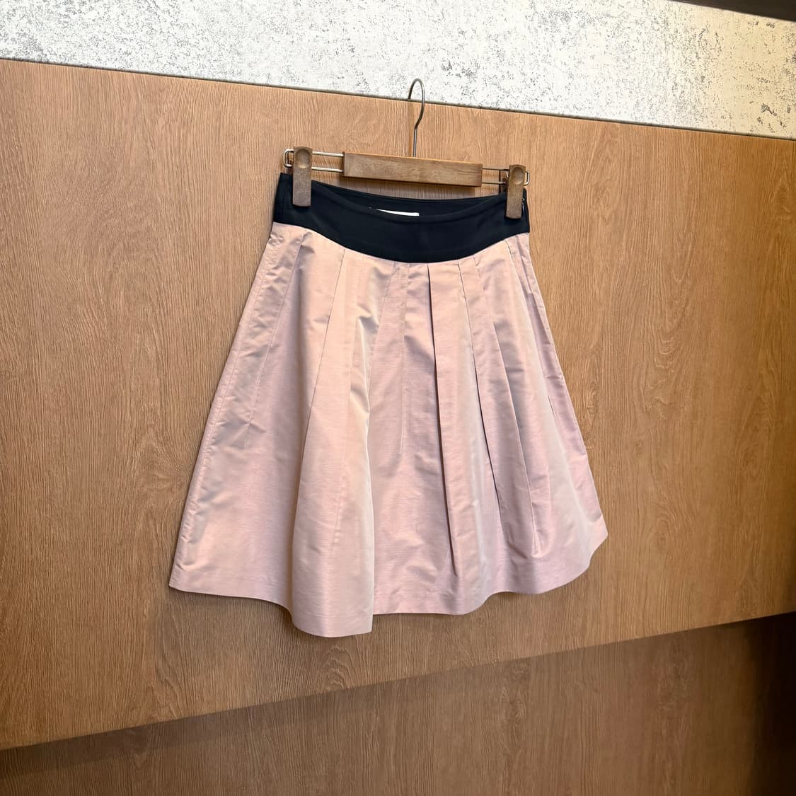 질 바이 질스튜어트 미디 스커트 핀턱 플리츠 디테일 플레어핏 라이트 핑크 상품이미지1