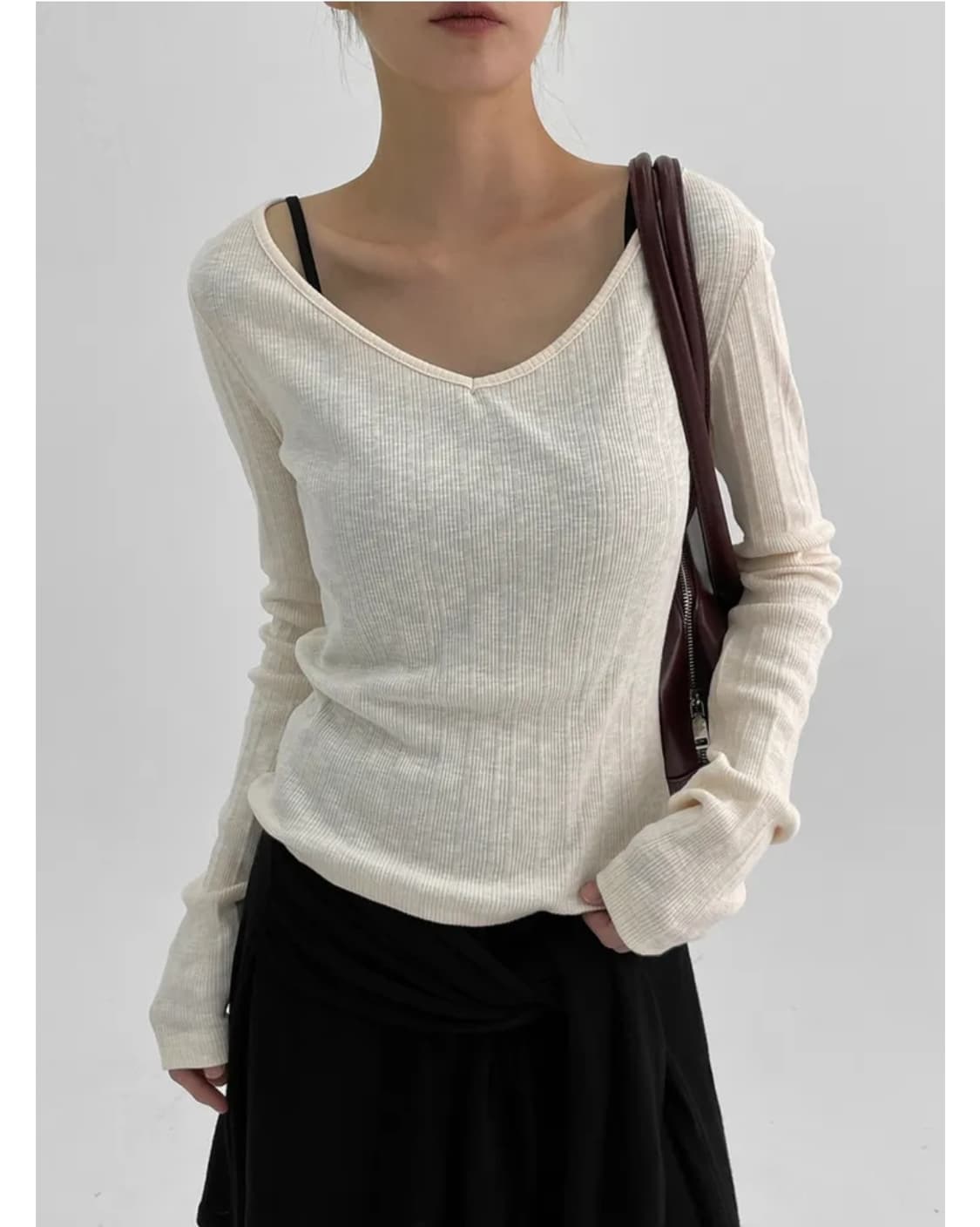 블랙업 루빌리 와이드 브이넥 긴팔티 아이보리 상품이미지1