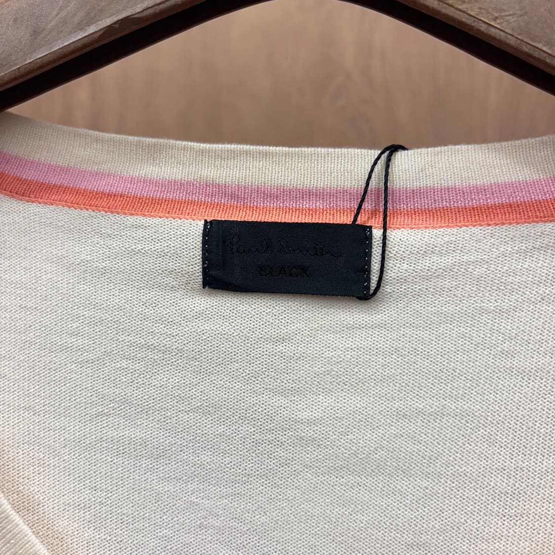 폴스미스 브이넥 롤슬리브 니트톱 소매 레인보우 스트라이프 디테일 베이지 상품이미지6