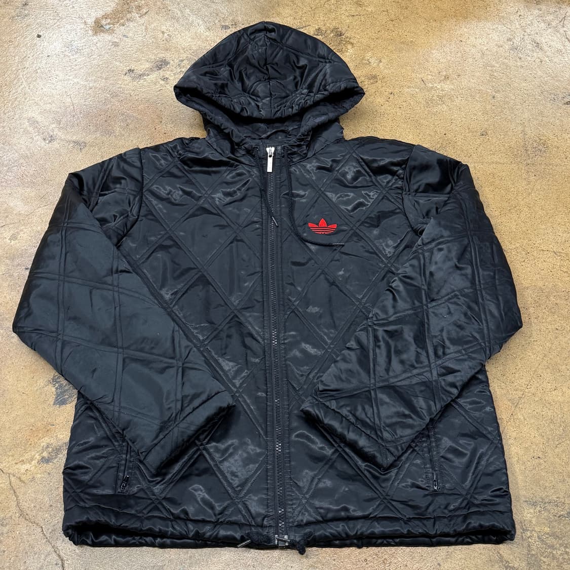 아디다스 검빨 블랙 레드 퀄팅 숏패딩 상품이미지2