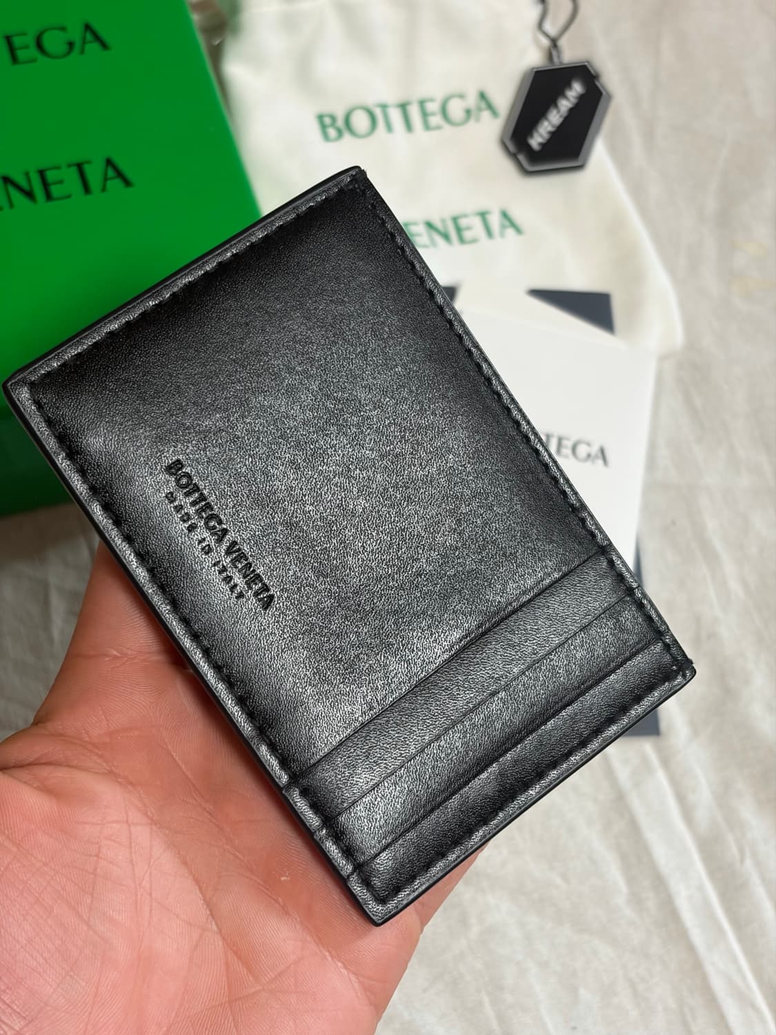 보테가 베네타 카프스킨 카드지갑 상품이미지3