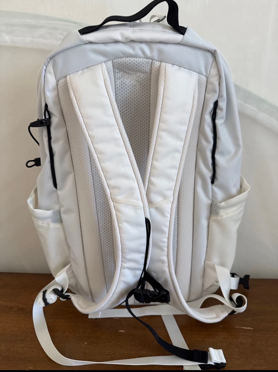 아크테릭스 맨티스 26 화이트 / 아크틱 실크 백팩 상품이미지2