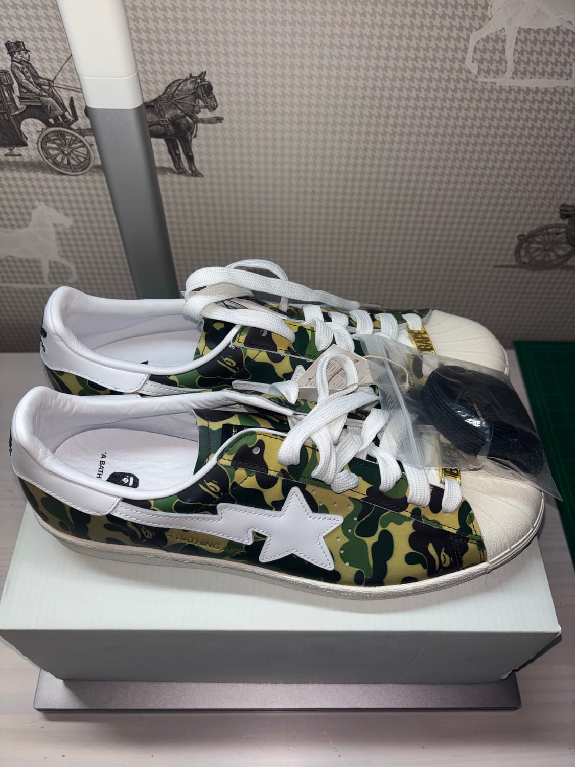 아디다스 x 베이프 슈퍼스타 80s 그린 카모 285 상품이미지1