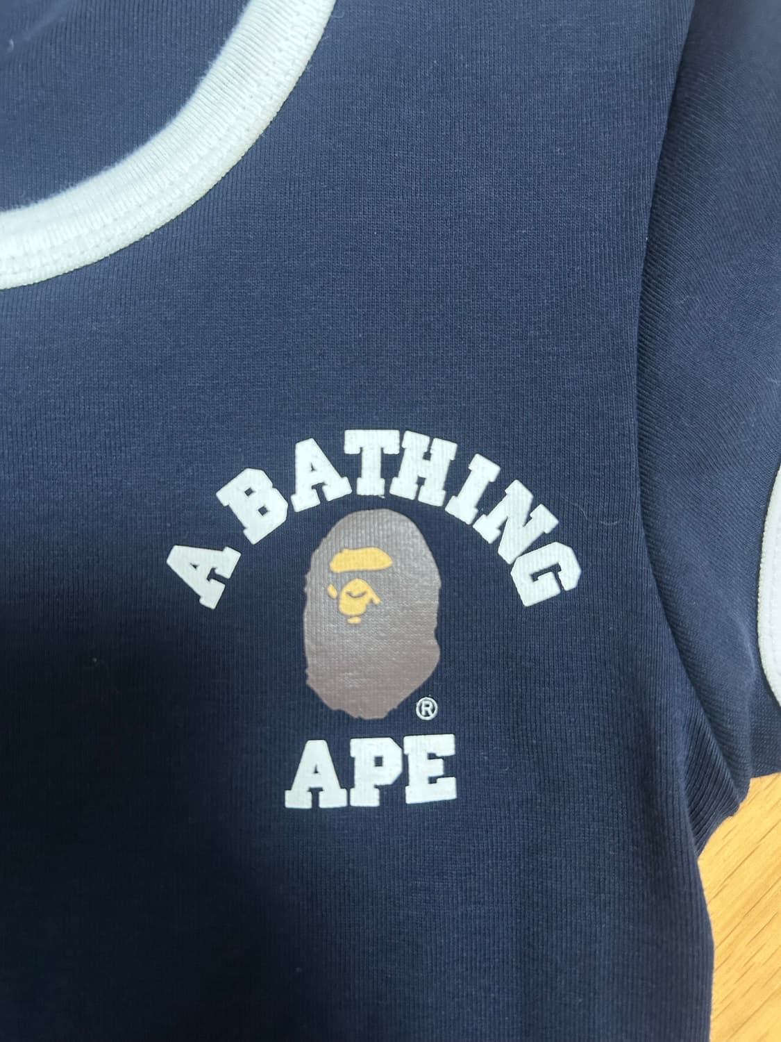 베이프 컬러지 크롭 트림 티셔츠 네이비색상 상품이미지4