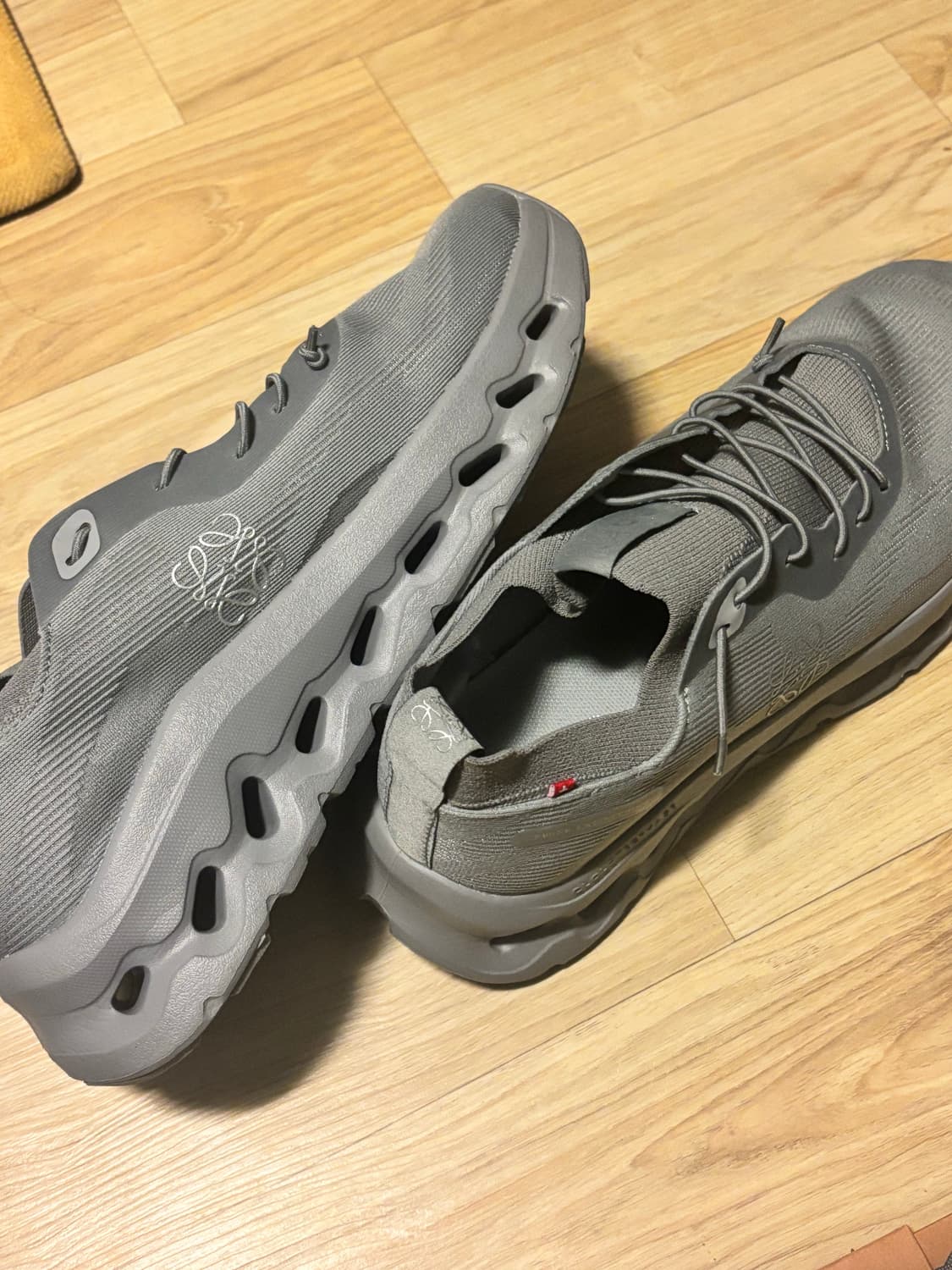 온러닝 로에베 on running loewe 클라우드틸트 265 새상품 상품이미지1