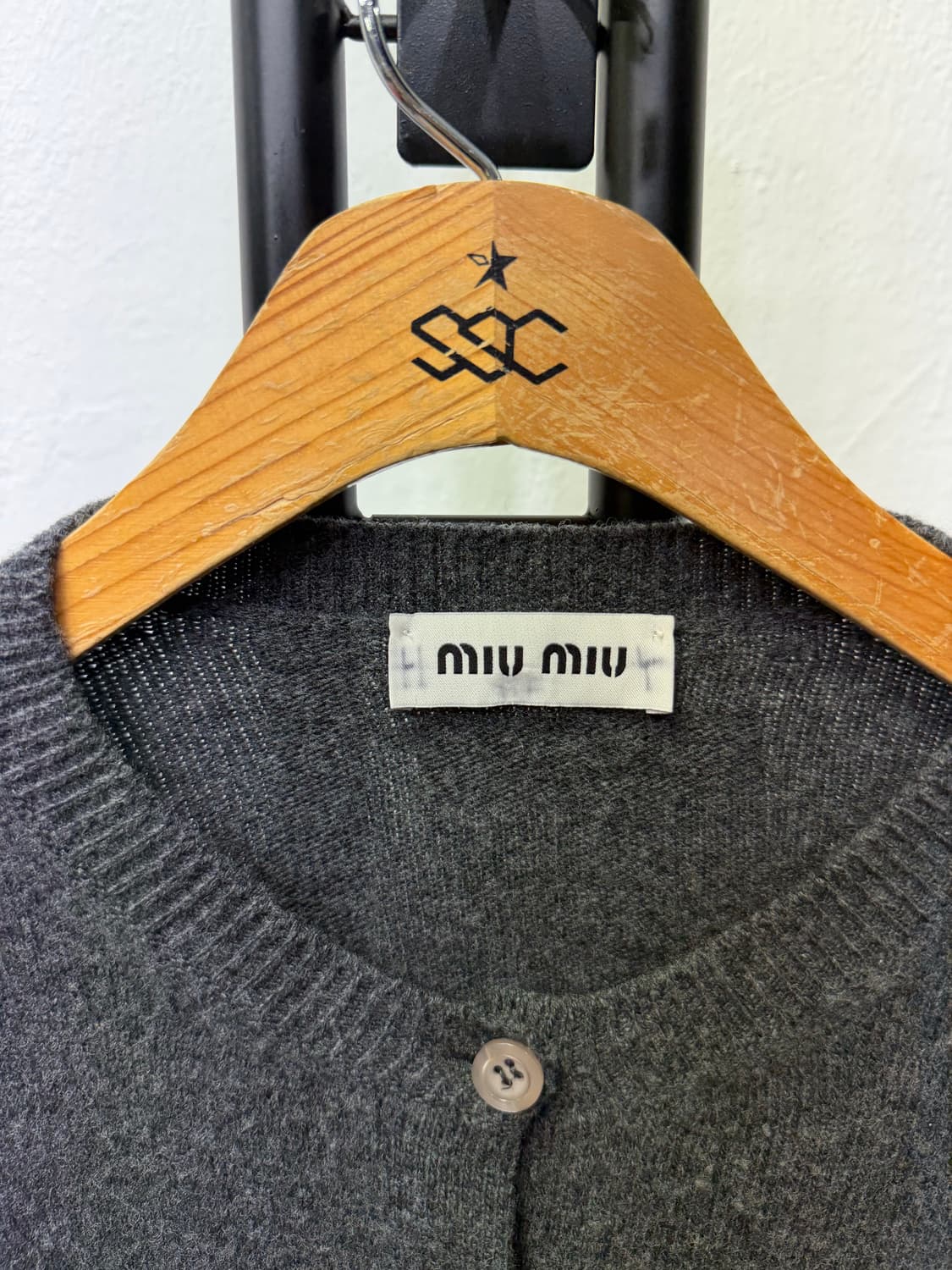 정품) 미우미우 신형 여성 백로고 그레이 가디건 40 상품이미지5