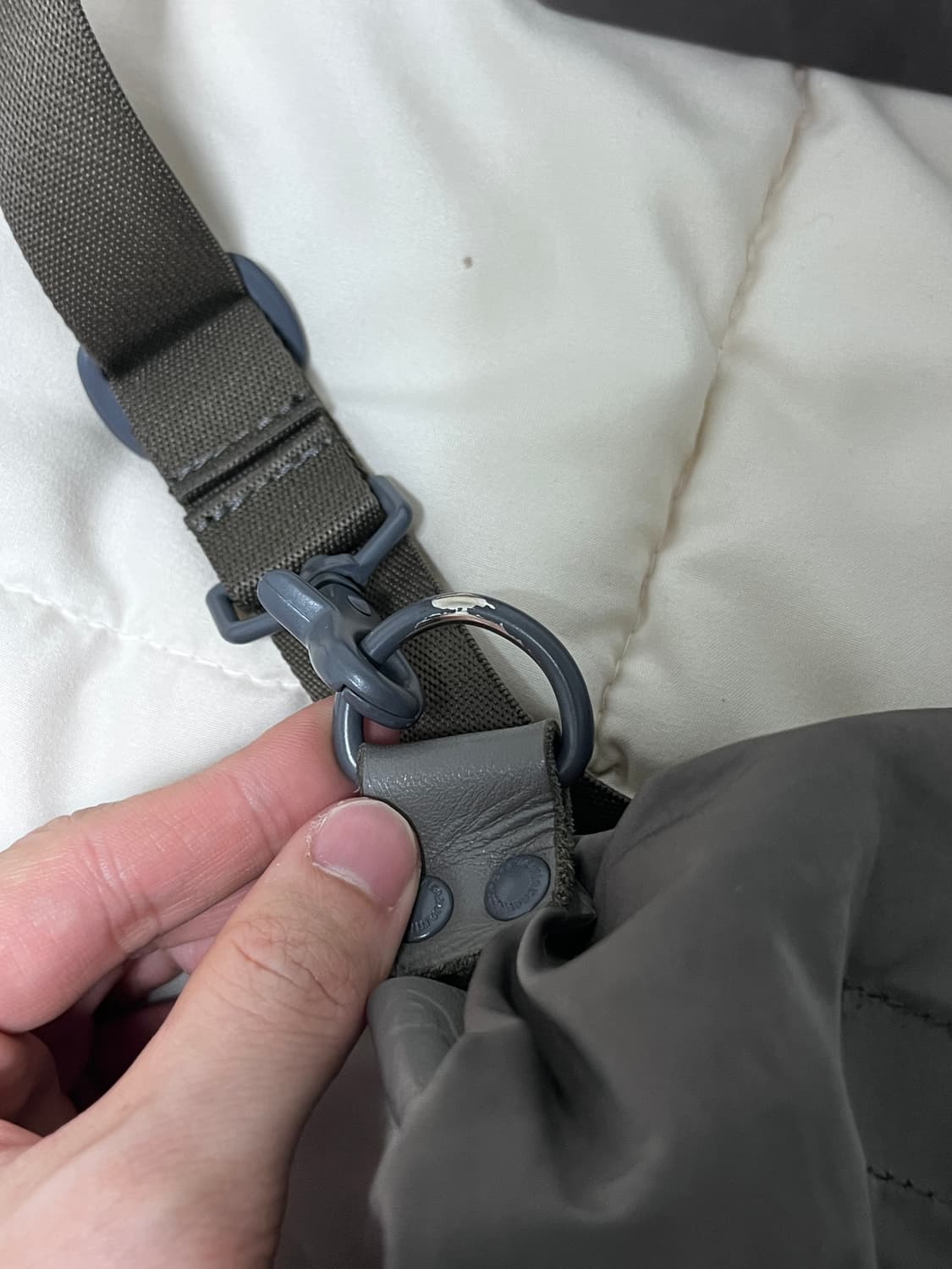 아미아칼바 바디백 그레이 싸게 팝니다! 상품이미지4